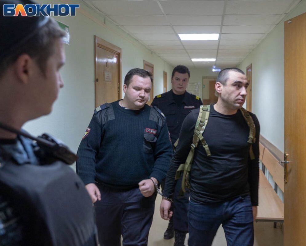    Арсен Мелконян входит в зал суда