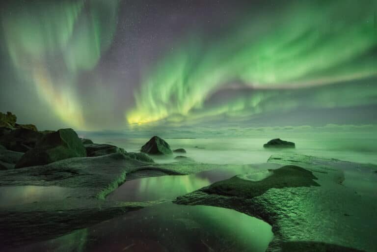    Пляж Уттаклейв, Лофотенские острова, Норвегия /  ©  Nickolas Warner