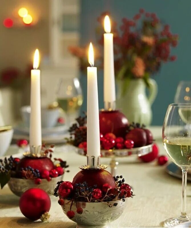 свечи на новогоднем столе. новогодние свечи в интерьере. свечи на новогоднем столе. новогодняя композиция на стол. новый год и рождество.