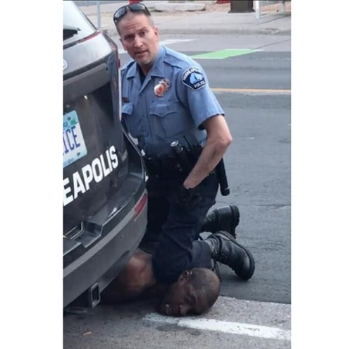 ФОТО: Дерек Шовлин удерживает Джорджа Флойда. Из цитируемого источника