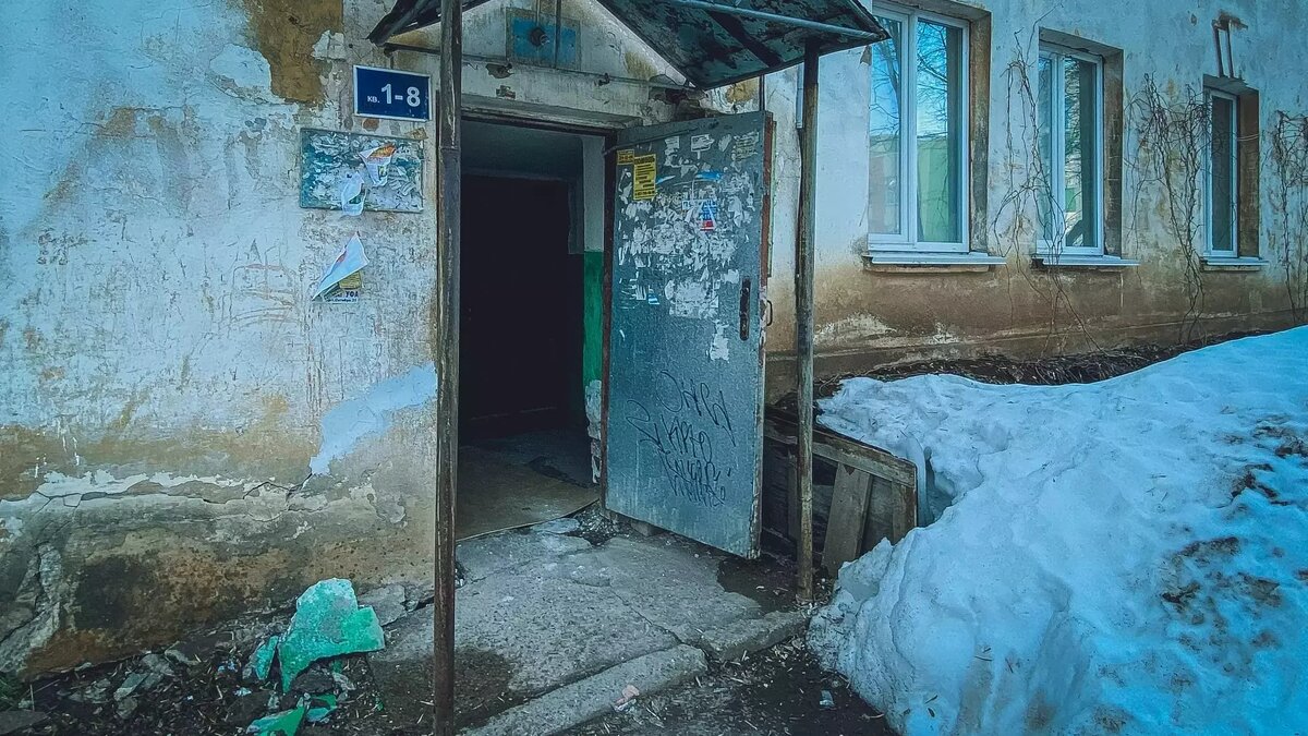     В Удмуртии 93% многоквартирных домов изношены на две трети, не лучше обстоят дела и с коммунальными сетями. В Ижевске на улице 10 лет Октября начали монтировать новогоднюю иллюминацию. МЧС рассказало о том, как нужно одеваться в морозы. Udm-info подводит информационные итоги среды, 6 декабря.