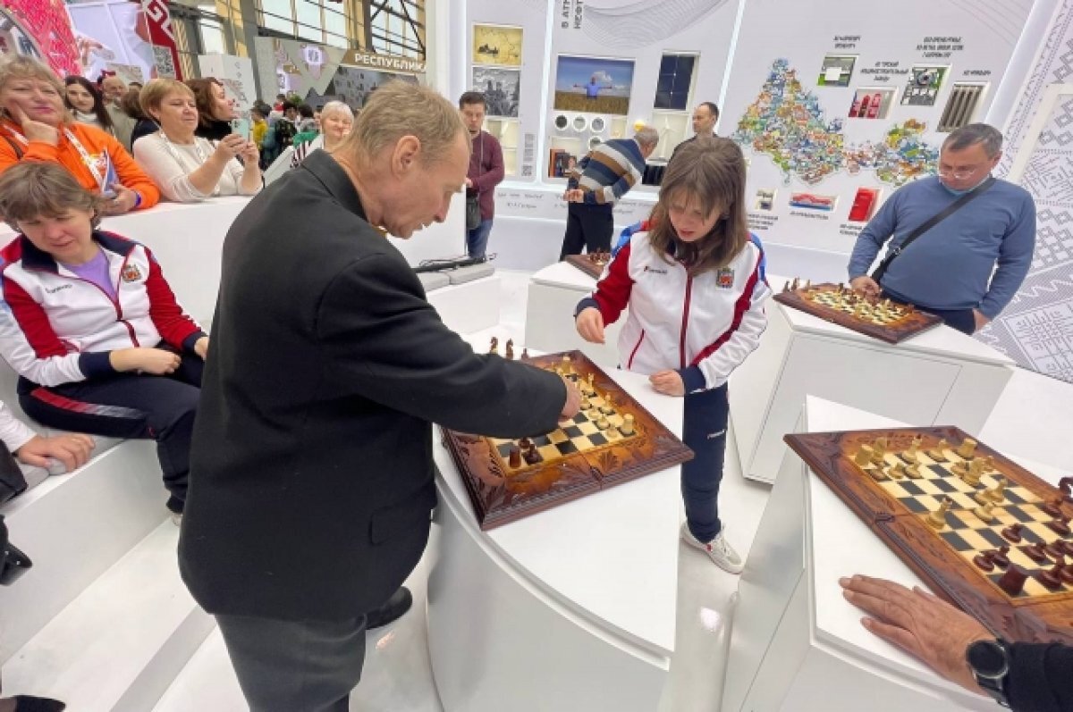    Сеанс одновременной игры в шахматы прошел на стенде Оренбуржья на ВДНХ