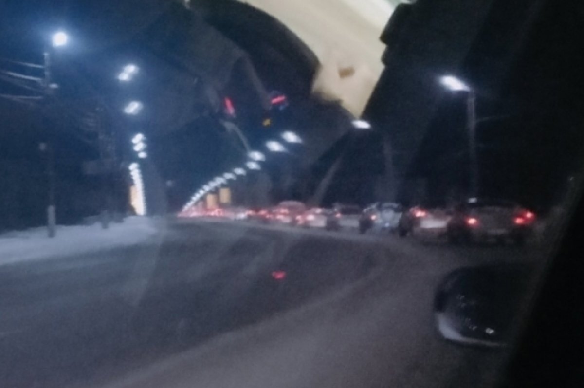    Одна сторона Восточного моста в Твери полностью стоит в пробке