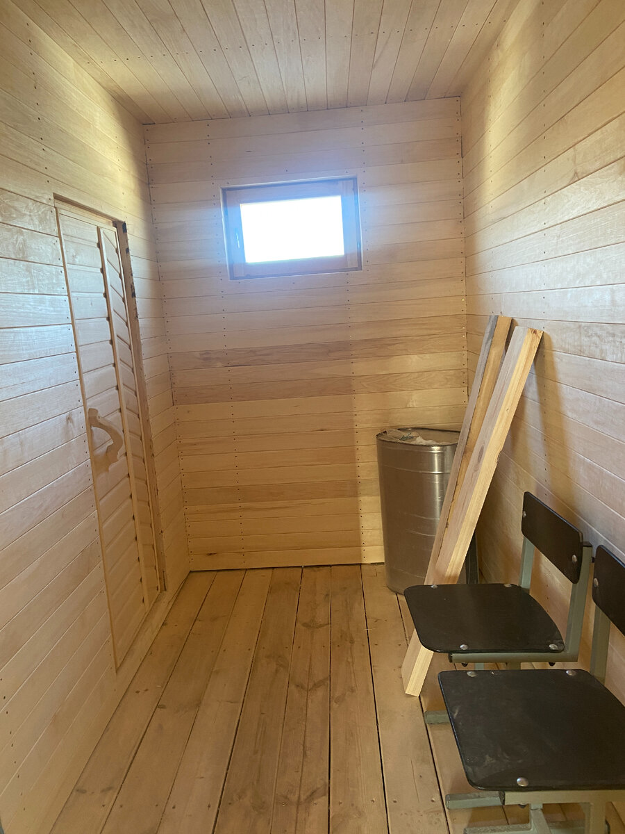 В углу стоит бак на 90 литров, висеть будет горизонтально.