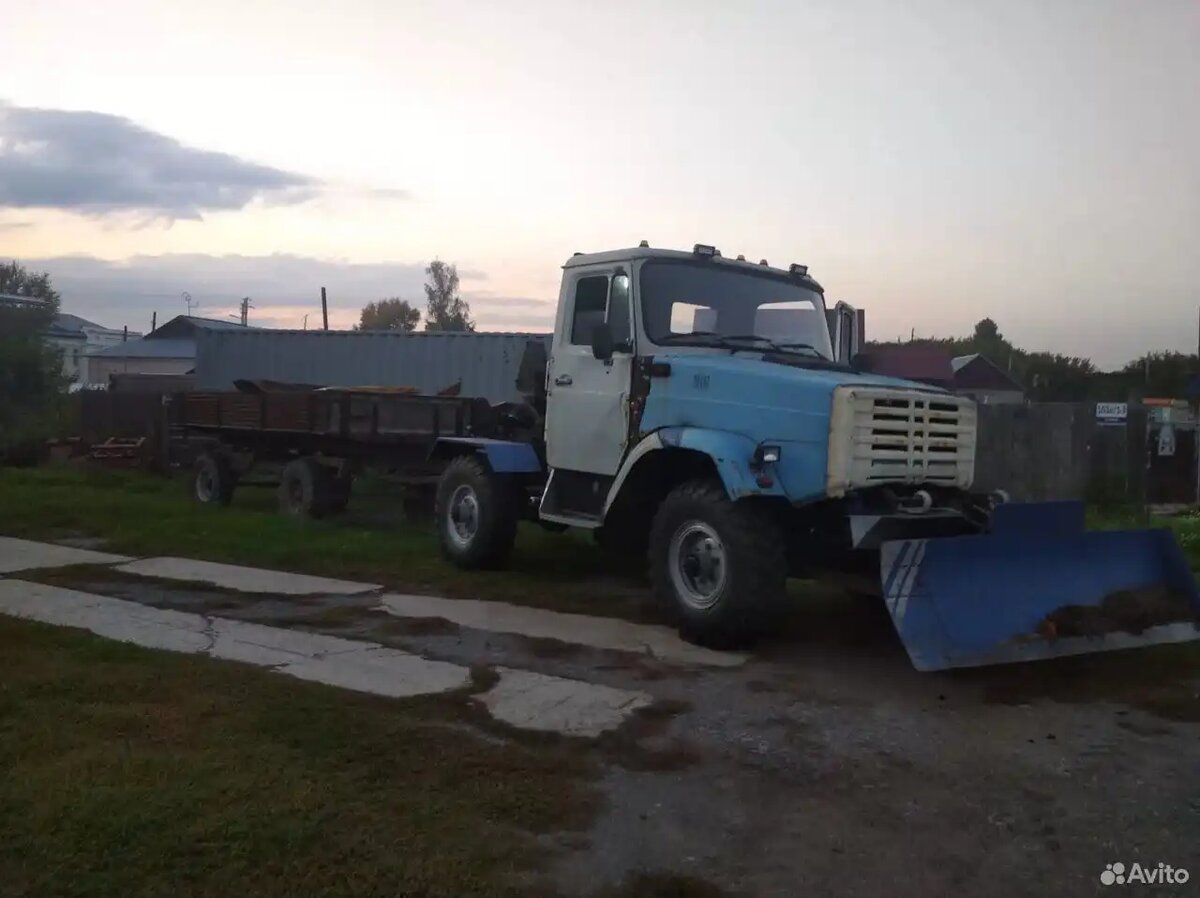 Деревенский парень сделал себе трактор из старенького ГАЗ-53: несуразный внешне, но полезный