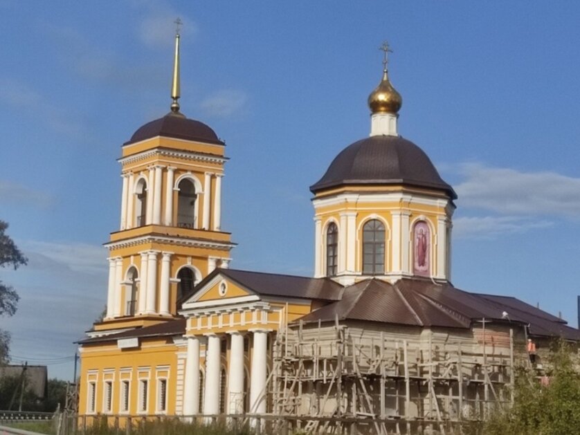 Храм в честь Архистратига Михаила в Хотилово Тверской области.