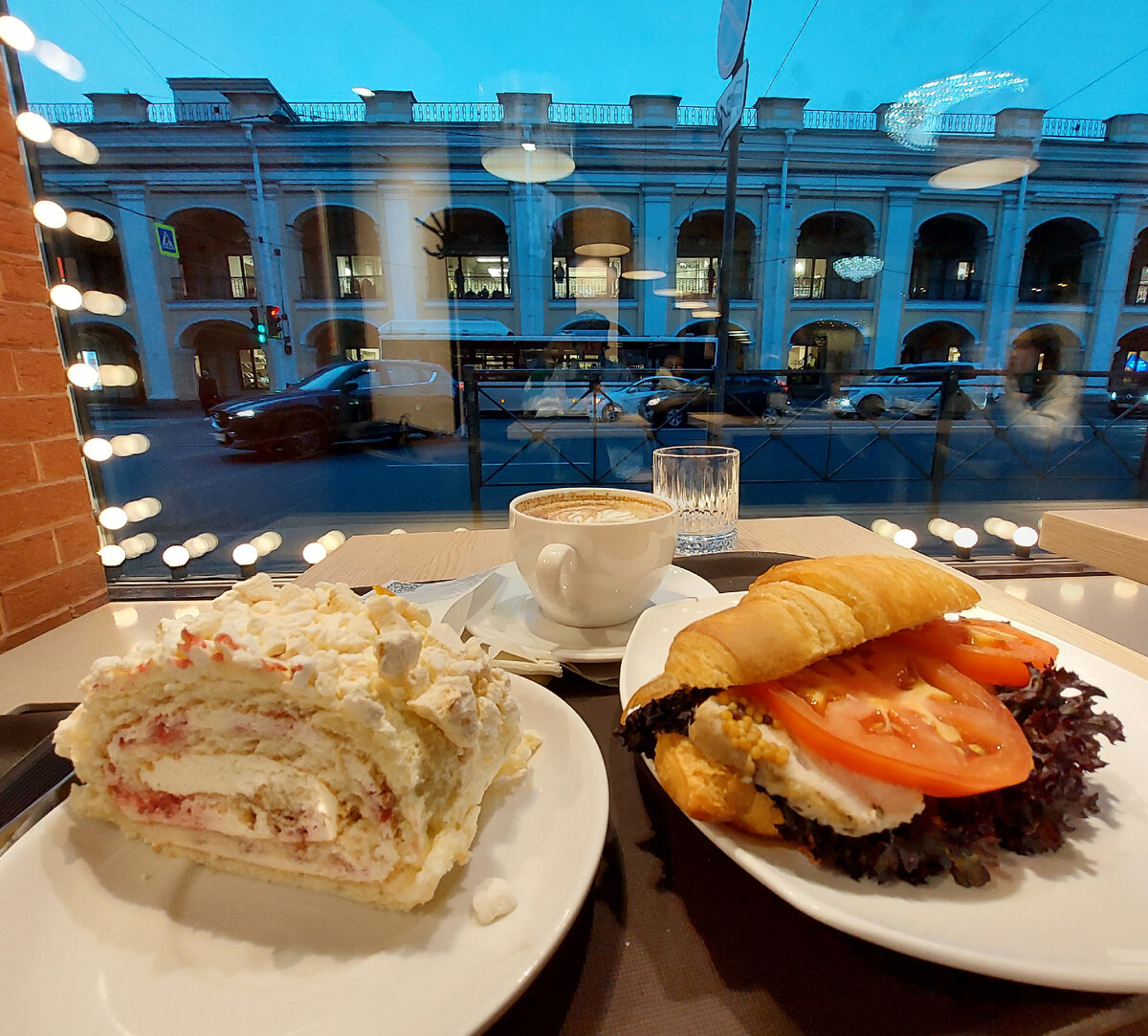 Нашла в Петербурге кафе с историей, где кормят вкусно и недорого. В двух  минутах от Невского проспекта и Гостиного двора | Неугомонные пенсионеры |  Дзен