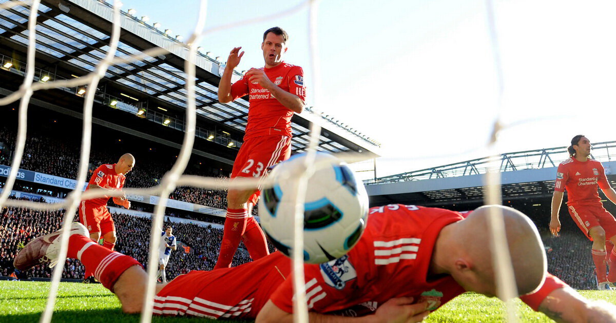 свободный удар в футболе правила. лучшие голы на 15-й чемпионат европы по футболу. забивает мяч в ворота. мяч и ворота. страх мяча как называется.