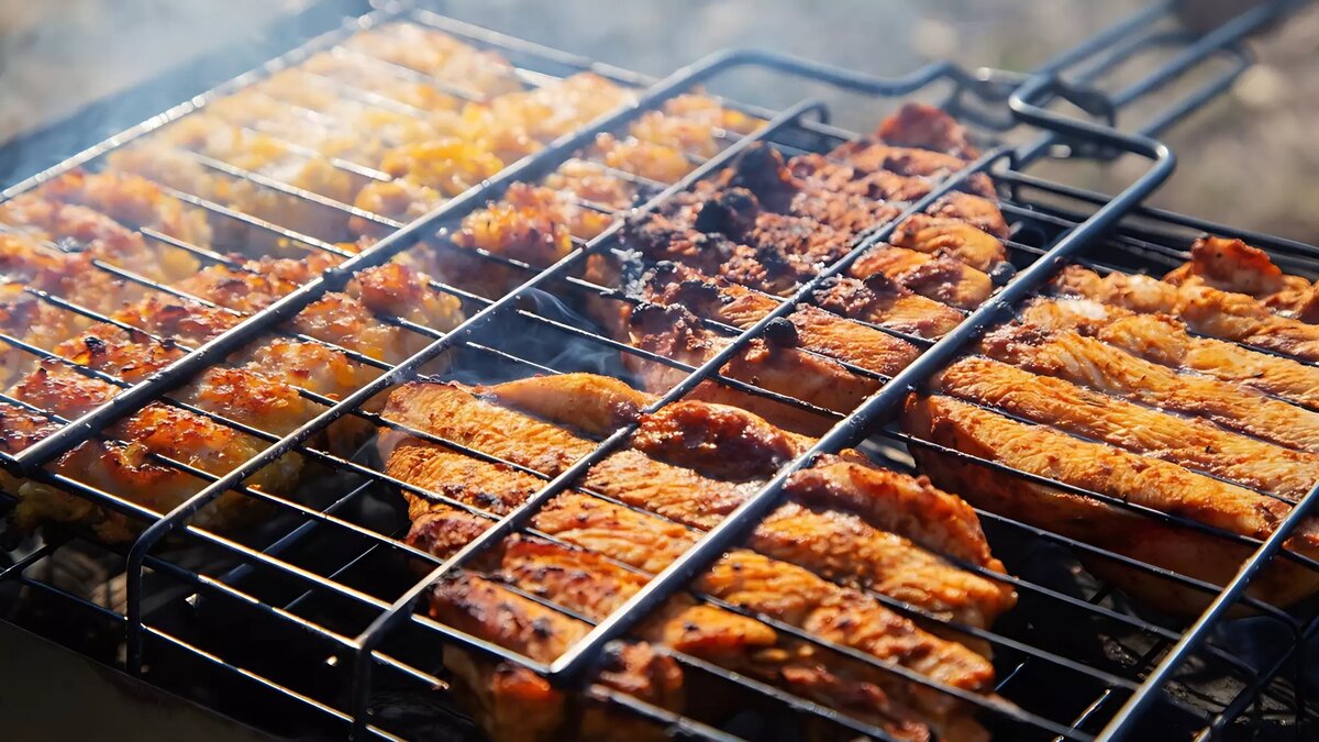     На Ставрополье от имени мэра звонят и пишут с просьбой прислать денег, частники спонсируют город, чтобы нарядить его перед Новым годом, а власти объясняют, почему цены на мясо стремительно растут — NewsTracker представляет обзор информационной картины дня 6 декабря.