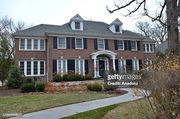 источник https://www.gettyimages.com/detail/news-photo/home-alone-house-located-at-671-lincoln-avenue-in-winnetka-news-photo/1236949877