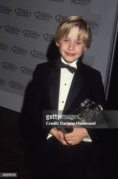 источник https://www.gettyimages.com/detail/news-photo/american-child-actor-macaulay-culkin-smiles-while-holding-news-photo/3229521?adppopup=true