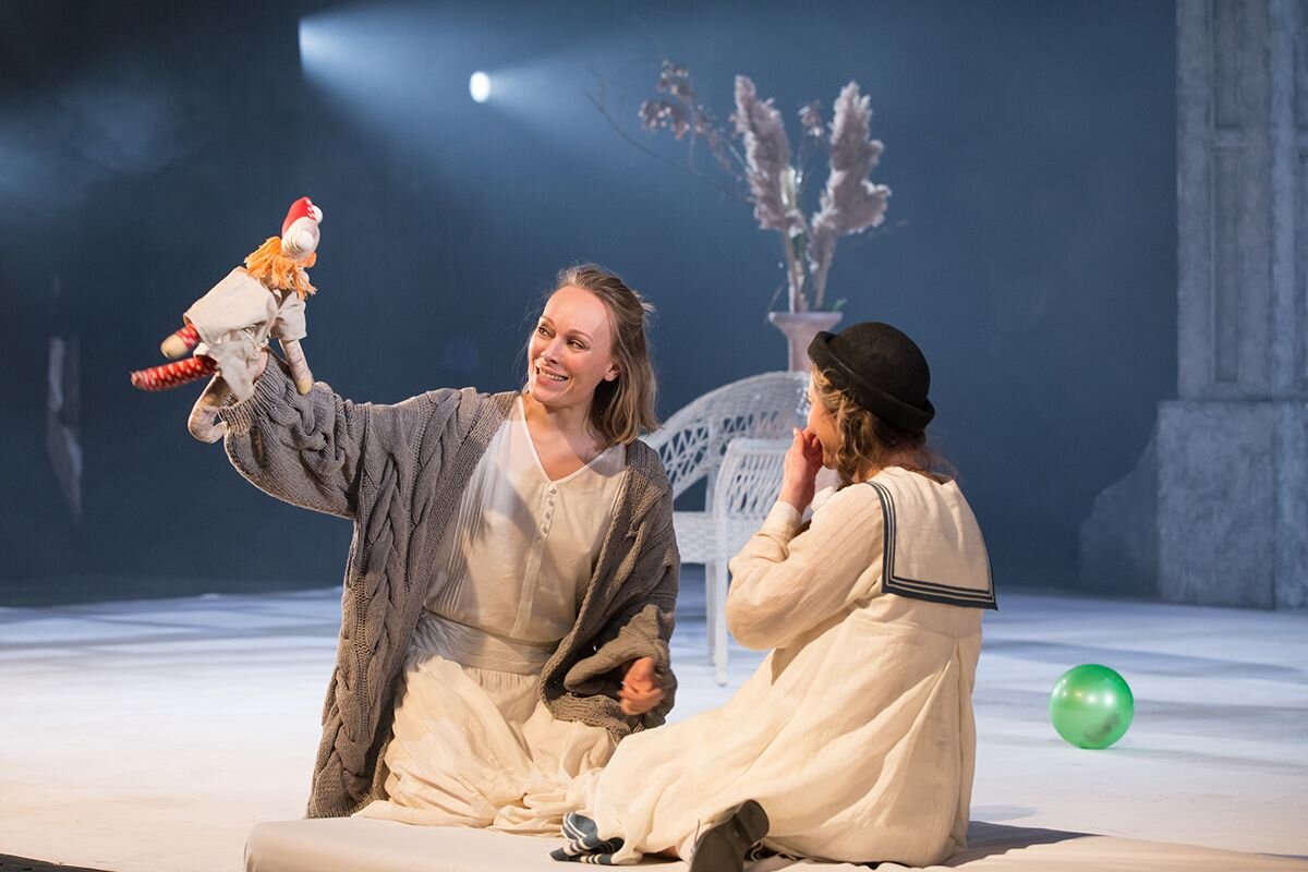 Наталья Петровна незамысловатыми ухищрениями выпытывает у  Верочки любовные тайны. "Месяц в деревне" в "Театре Луны на Малой Ордынке".