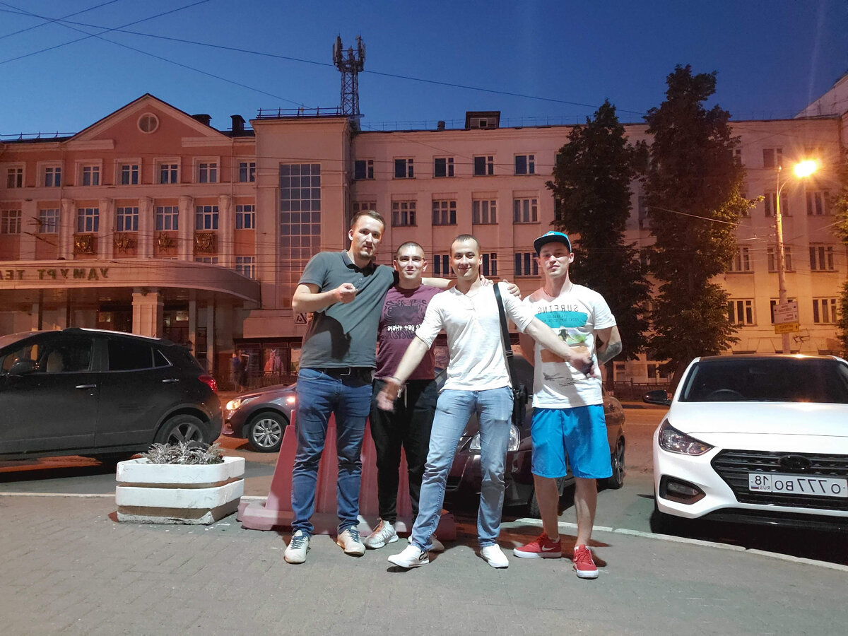 С друзьями по колледжу встречаемся и после окончания учёбы (я в кепке)