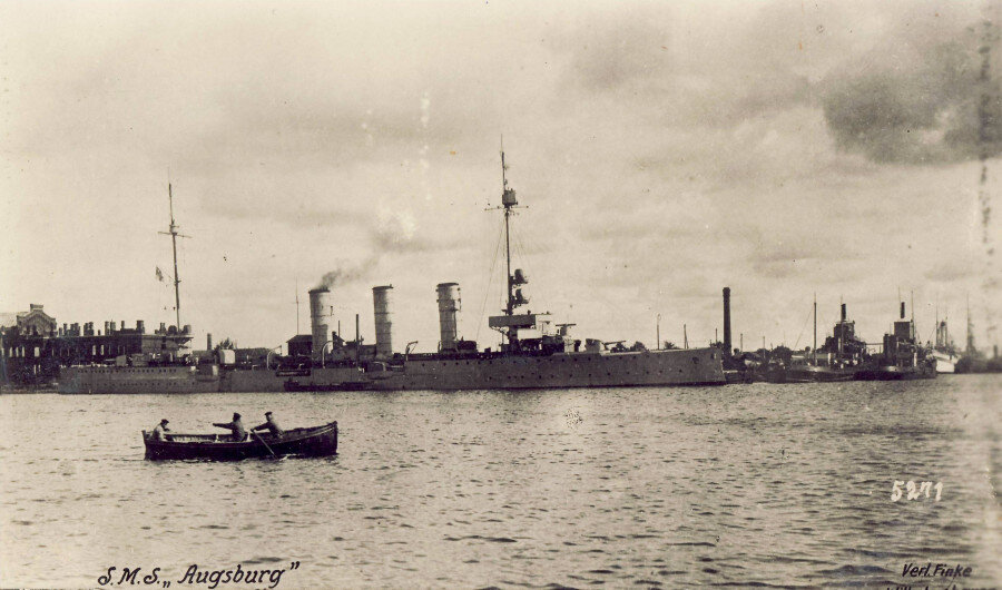 Крейсер "Augsburg" у причала Адмиралтейства.