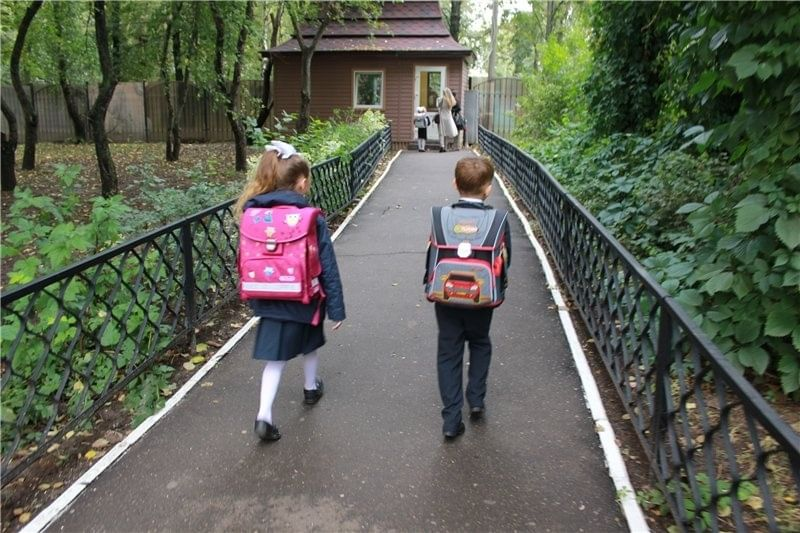 2 идти со из школы. Дети идут из школы. Школьники идут в школу. Дети идут в школу пешком. 2 идти со из школы.