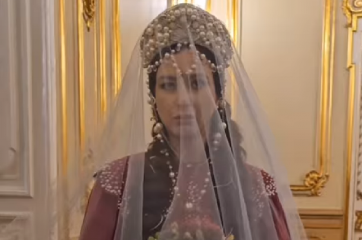    В Петербурге не захотели регистрировать брак, пока гости не сняли кокошники