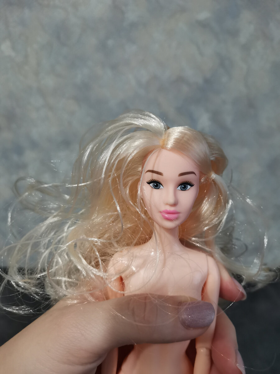 И всклокоченными слипшимися волосами. Почему их такими делают - загадка.