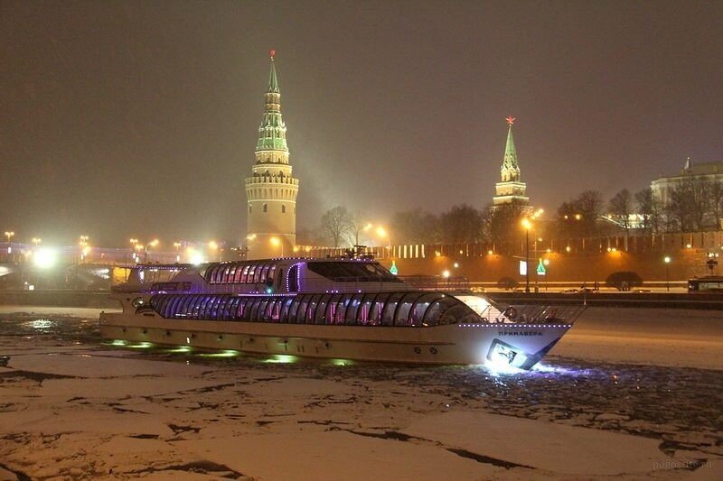 Рэдиссон теплоход Москва. Теплоход Рэдиссон по Москве реке. Ледокол на Москва реке Рэдиссон. Теплоход Москва река Рэдиссон.