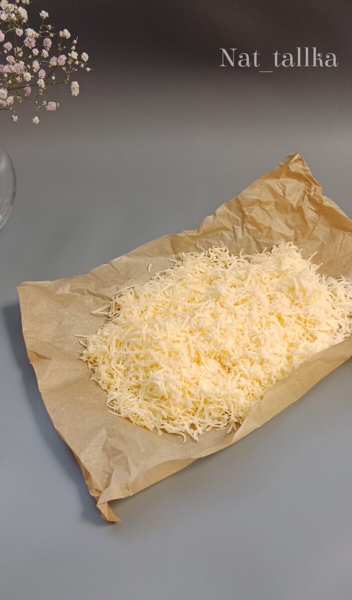 Сыр натереть на средней тёрке