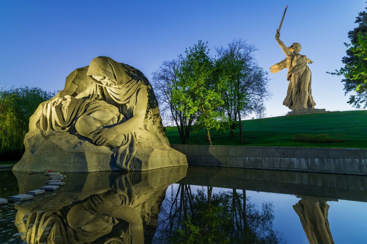 Скульптура «Скорбь матери»