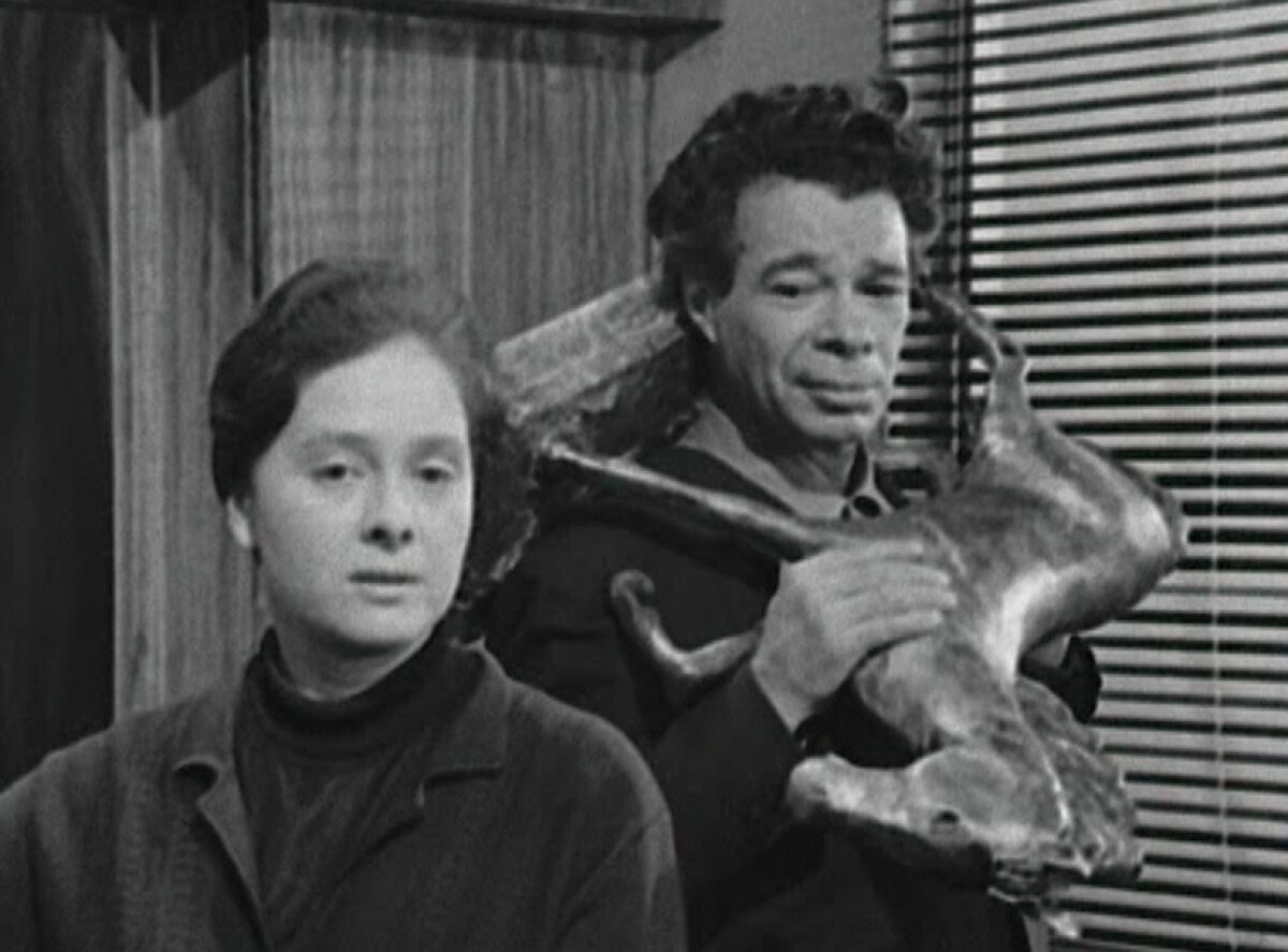 Кадр из телепостановки «Сослуживцы» (1973). Скриншот.
