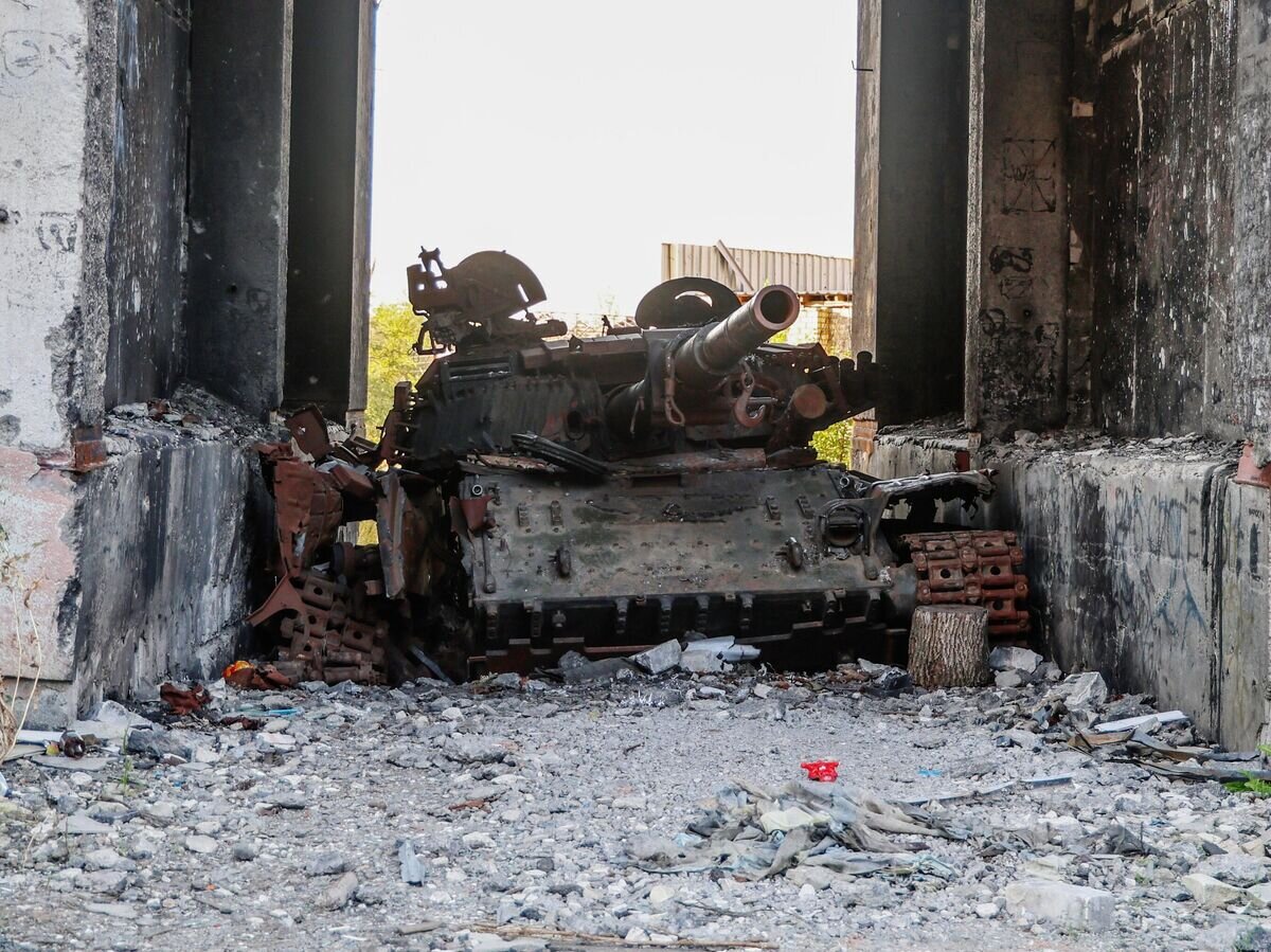    Сожженный украинский танк в арке жилого многоэтажного дома в Северодонецке© РИА Новости / Сергей Аверин