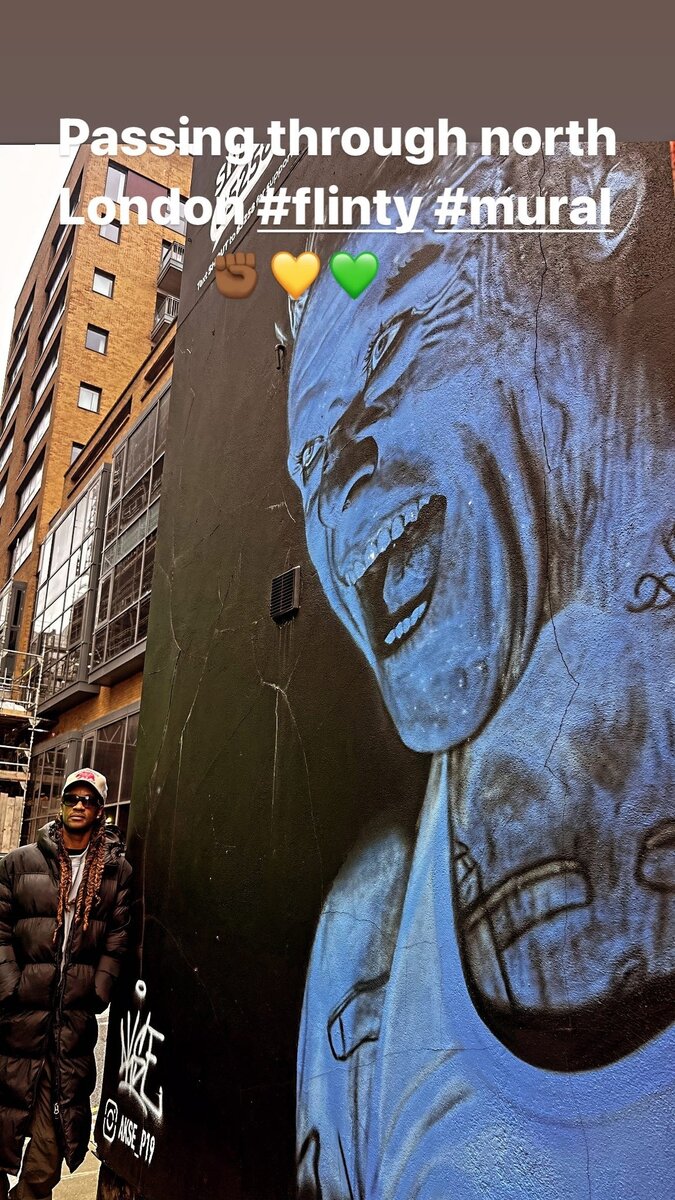 Максим на месте того самого граффити. 