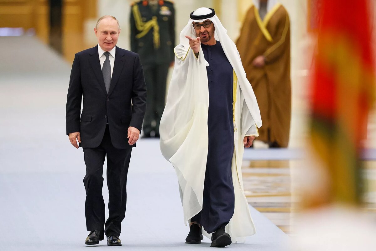 На фото: Владимир Путин в Абу-Даби с президентом ОАЭ Мухаммедом бен Заидом Аль Нахайяном