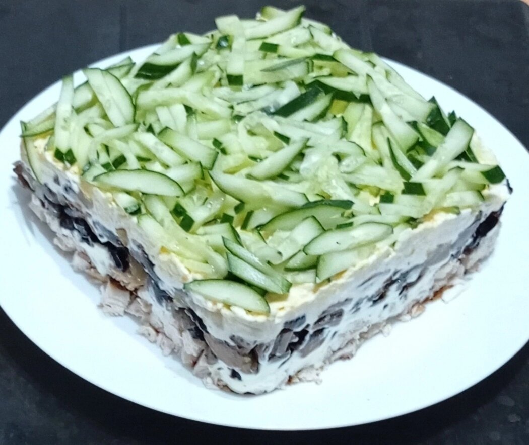 Салат с черносливом, курицей и грибами