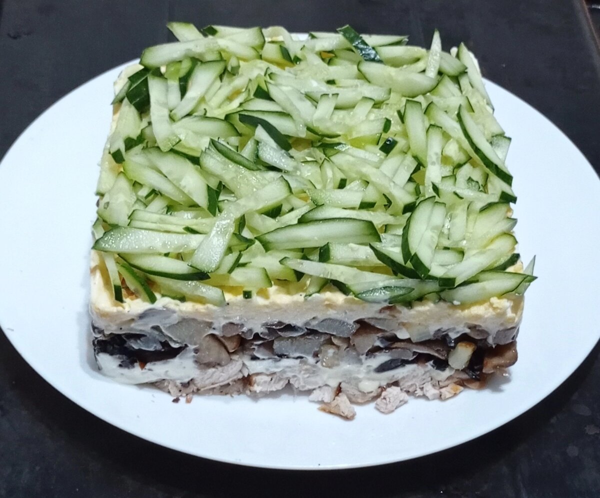 Салат с курицей, шампиньонами и черносливом