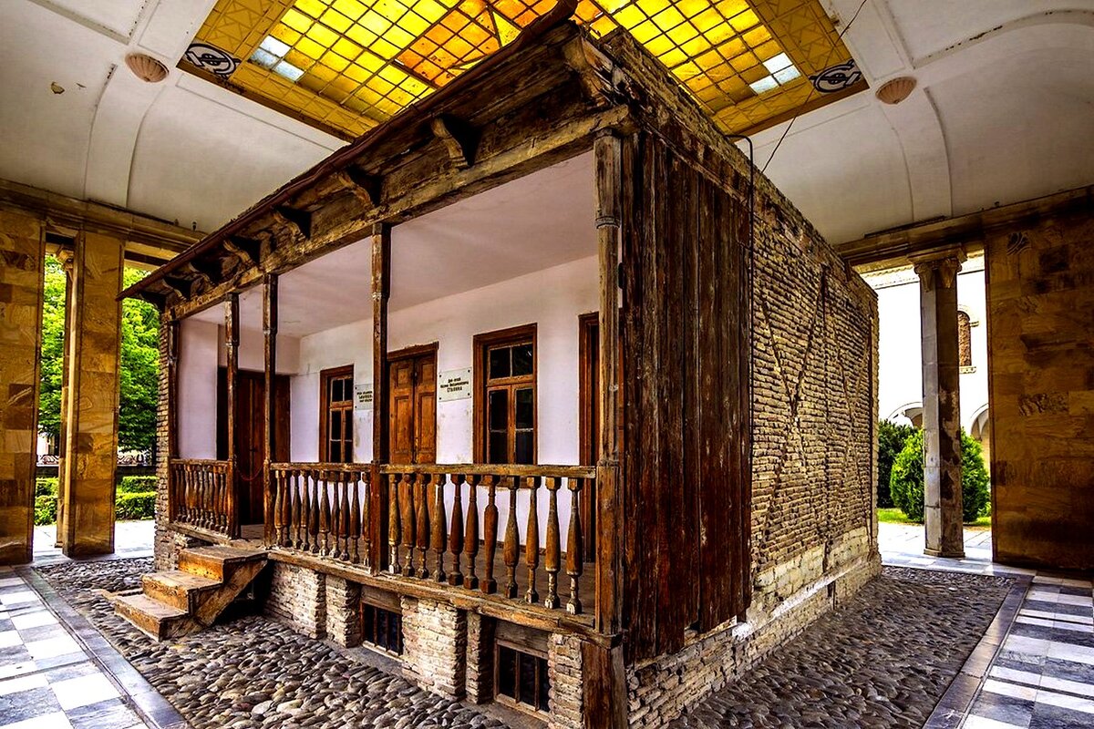 Дом музей Сталина в городе Гори. Домик заключён в сферу.