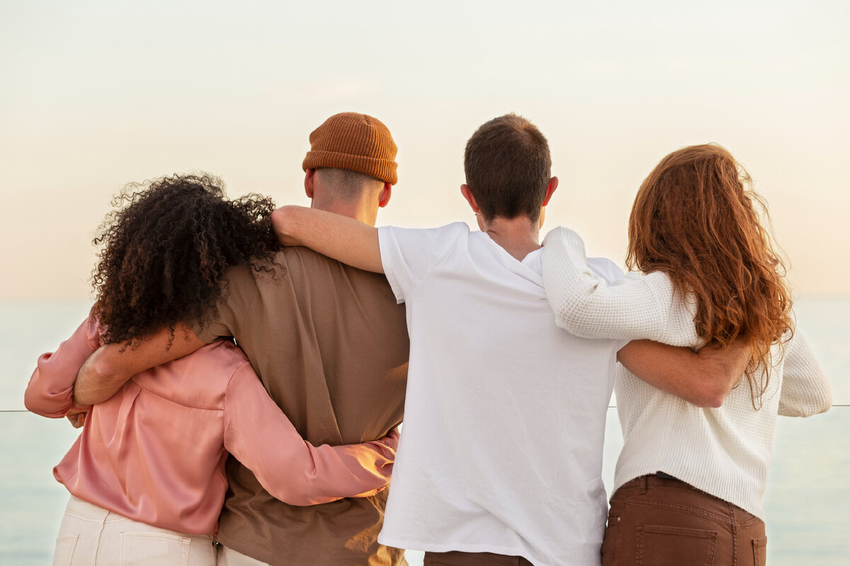 веселая компания друзей. друзья на прогулке. дружелюбный человек. Friends together. Friends together.