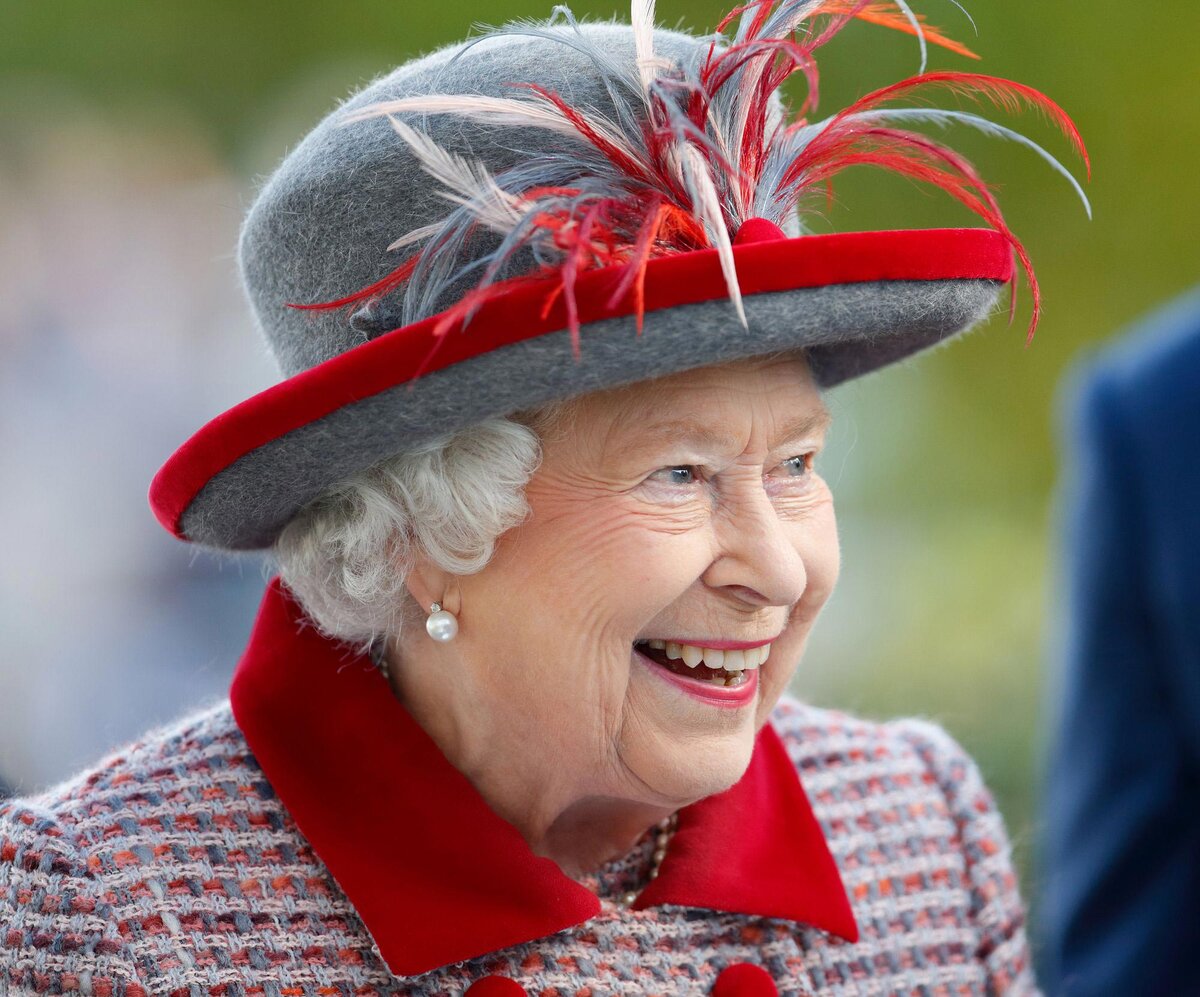 Шляпа королевы. Шляпы елизаветы 2. Шляпы елизаветы 2. Шляпки елизаветы королевы англии. Шляпки елизаветы королевы англии.