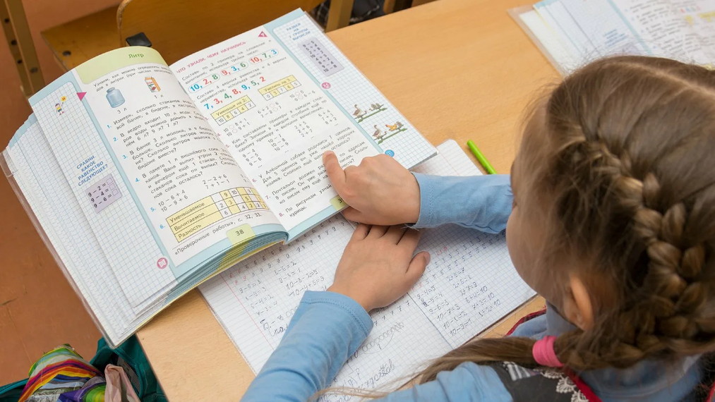 Дети работают с учебником. Учебник по русскому языку картинка для детей. Читать первокласснику. Любопытство и учёба. Ошибки внимания в школе