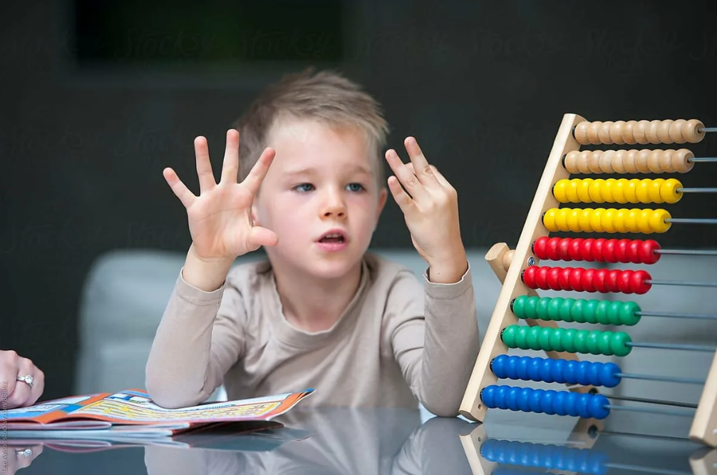 Ошибки внимания в школе. Ребенок считает. Дети занимаются математикой. Дети до 5 лет. Учимся считать для детей.