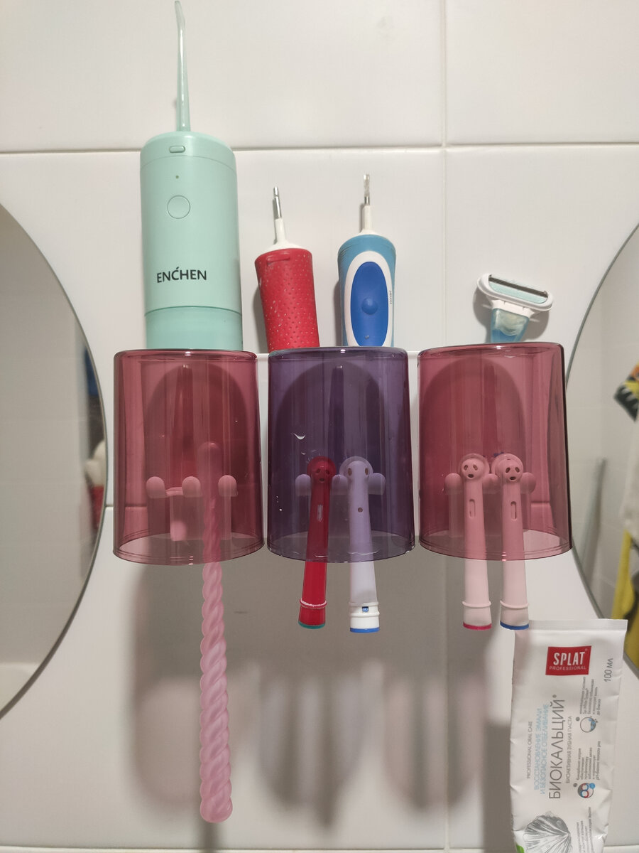 Наверху также расположился ирригатор, которому я все никак не могла найти место в ванной