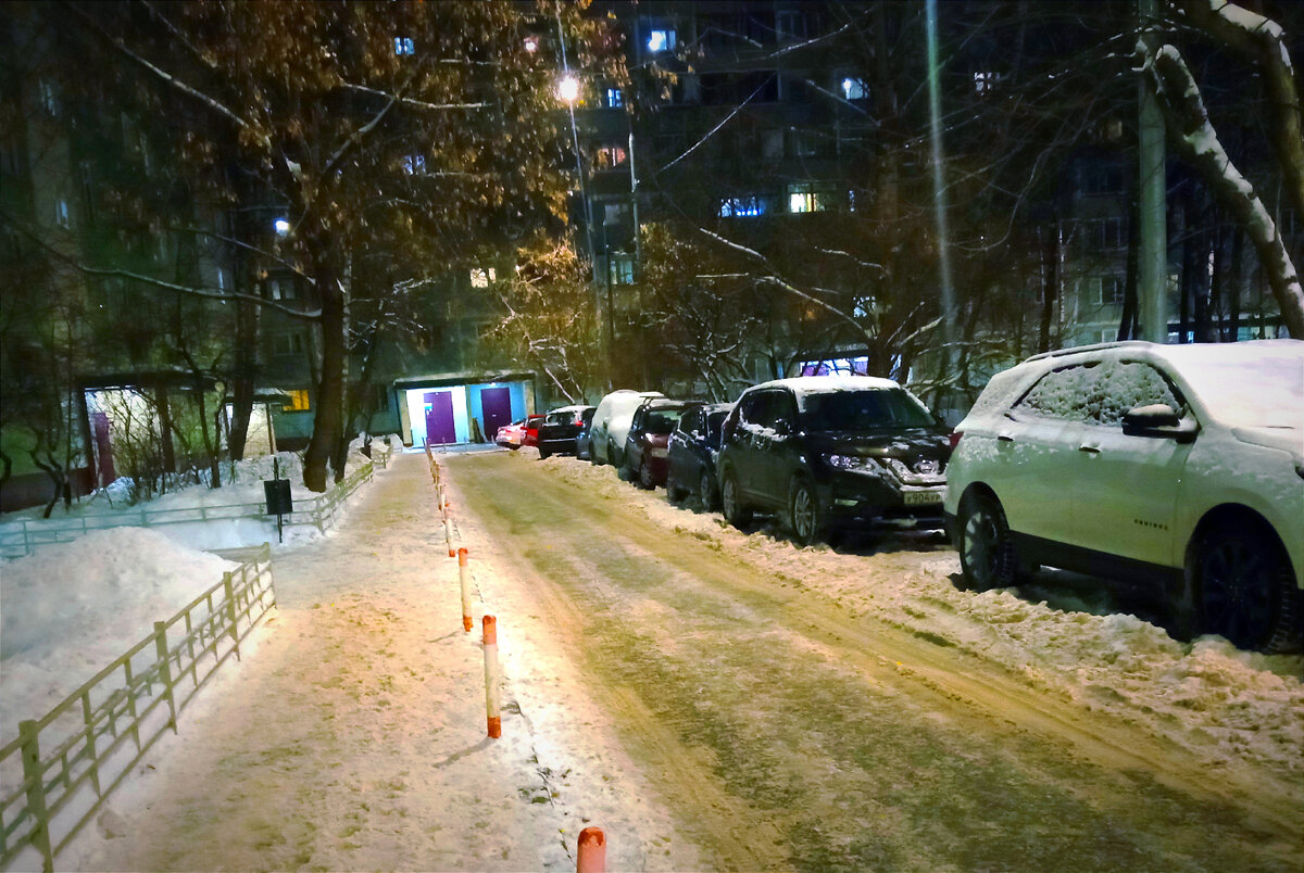 Ну и как я тут остановлюсь? Вот он - нужный подъезд.... Но теперь только проезжать мимо. Ещё и столбиков понвтыкивали, чтобы уж наверняка никто не остановился