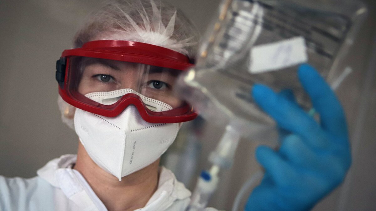    Медицинский работник в блоке реанимации и интенсивной терапии© РИА Новости . Денис Абрамов