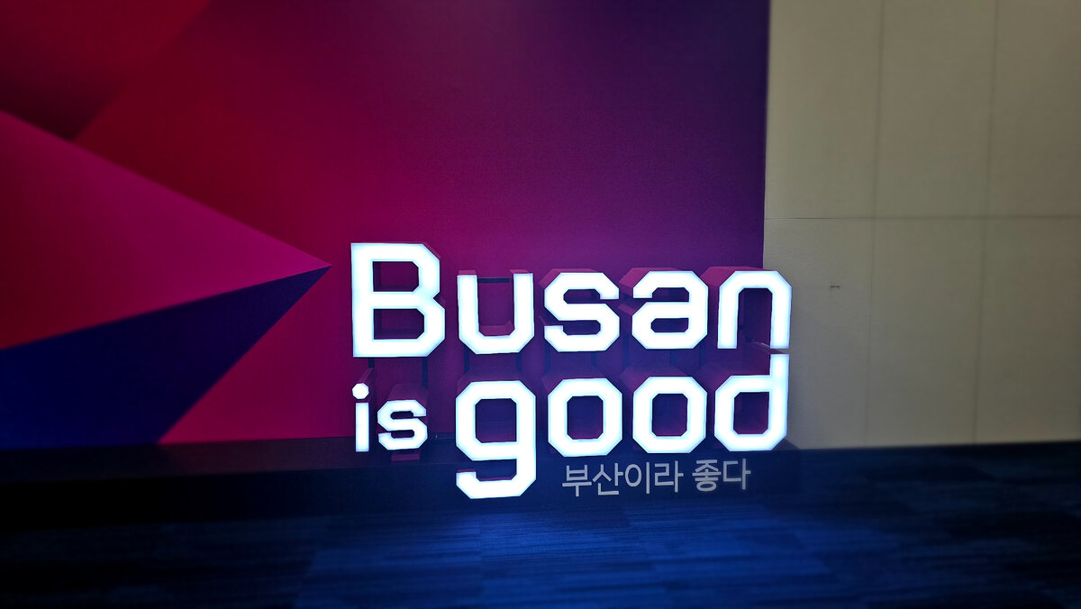 Сразу после паспортного контроля в аэропорту Пусана можно увидеть вот такую прелесть.🤗 Кстати, подобные надписи часто встречаются и в городе.