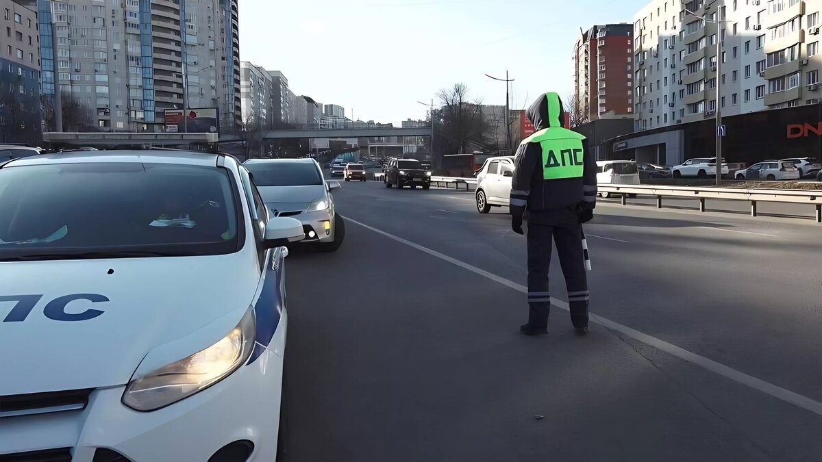     Недобросовестные таксисты в Приморье продолжают нарушать правила дорожного движения при перевозке пассажиров. С начала года сотрудники Госавтоинспекции провели ряд мероприятий, результатом которых стало привлечение к ответственности 340 водителей.