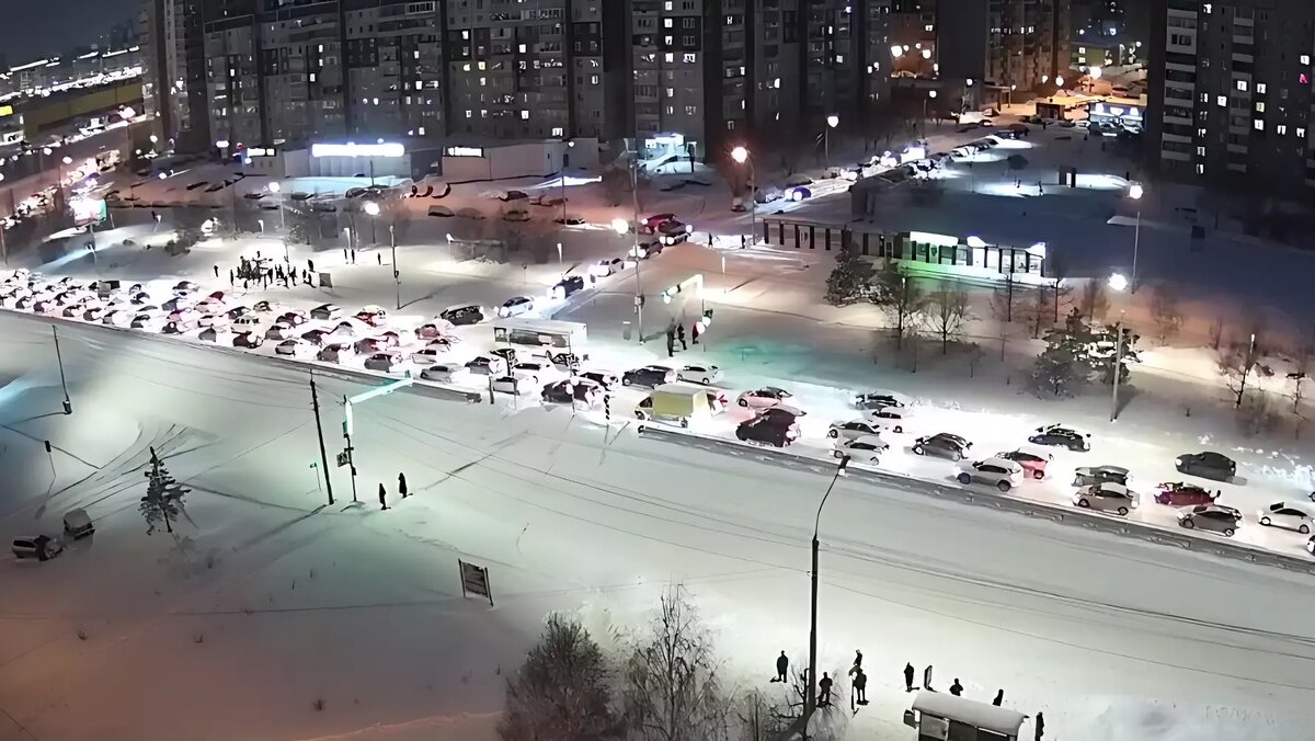 Красноярск завалило снегом. Пешеходы пробираются через сугробы, авто —  через пробки | Проспект Мира | Дзен