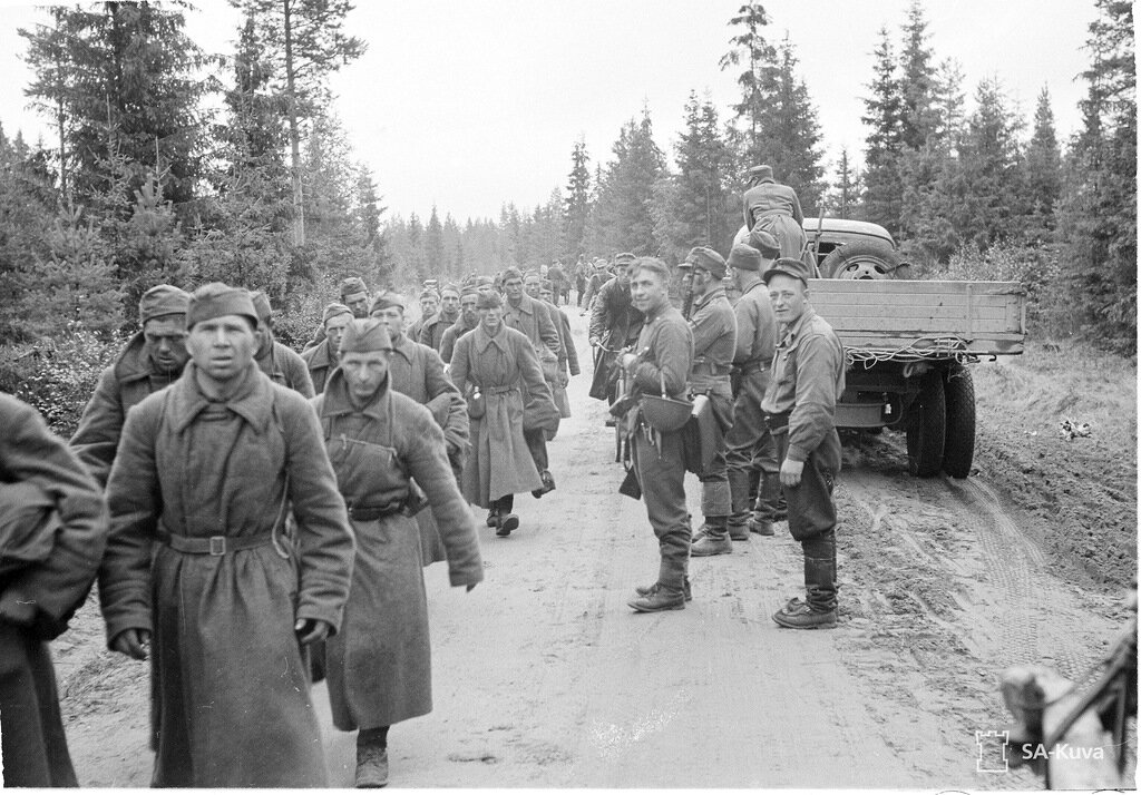 Советские военнопленные 1945. Колонна советских военнопленных 1941. Вражеский плен. Венгерские военнопленные 1943. Восточная пруссия 1944-1945.
