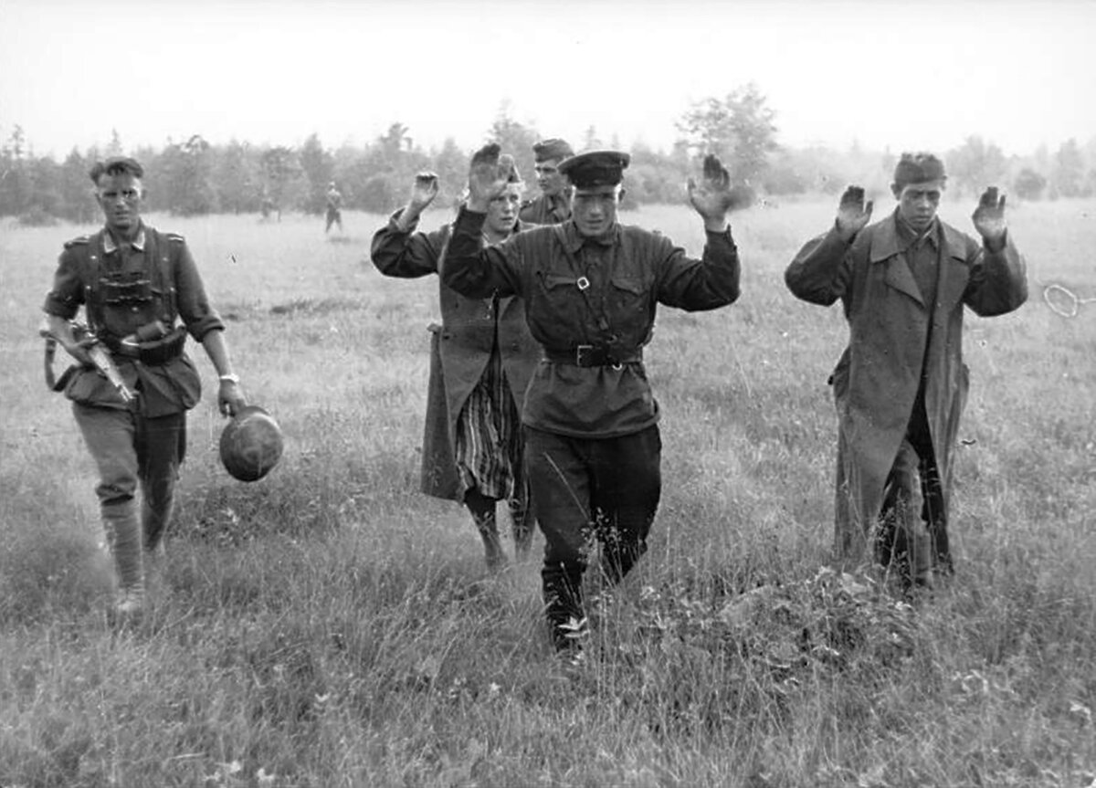 Дезертиры вов. Советские солдаты сдаются в плен 1941. Пленные красноармейцы лето 1941. Плен советских солдат в 1941.