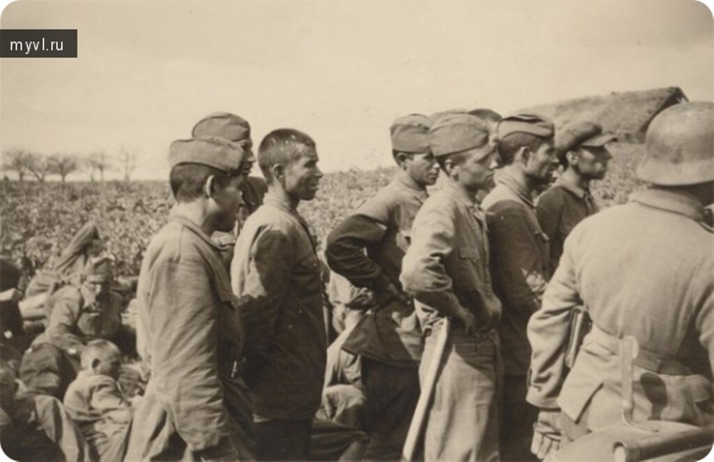 Русские военнопленные 1941. Нахтигаль упа оун. Вражеский плен. Кюстрин лагерь военнопленных. Фронтовые корреспонденты 1941 1945.