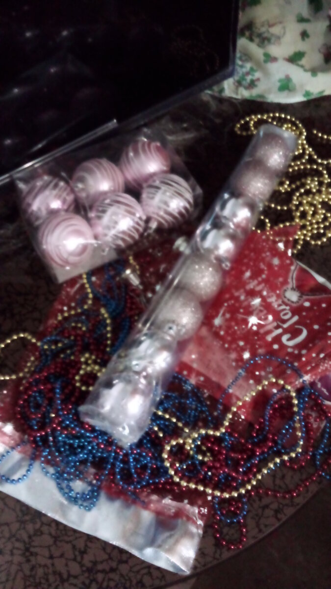 Прикупила несколько новых игрушек, каждый год стараюсь это делать. Фото автора. 