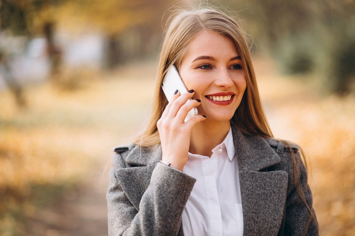 Who is calling i. Женщина разговаривает по телефону. Женщина говорит по телефону. Двушка говорить по телефону. Девушка говорит по мобильному телефону.