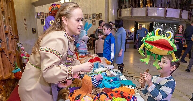 Актриса Новосибирского театра кукол Яна Трегубова раскрывает ребятишкам секреты кукол. 