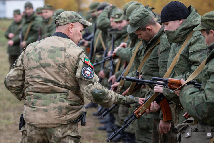    Год назад 300 тыс. россиян в одночасье взяли в руки автомат. Причем многие из них увидели его впервые Фото: «БИЗНЕС Online»
