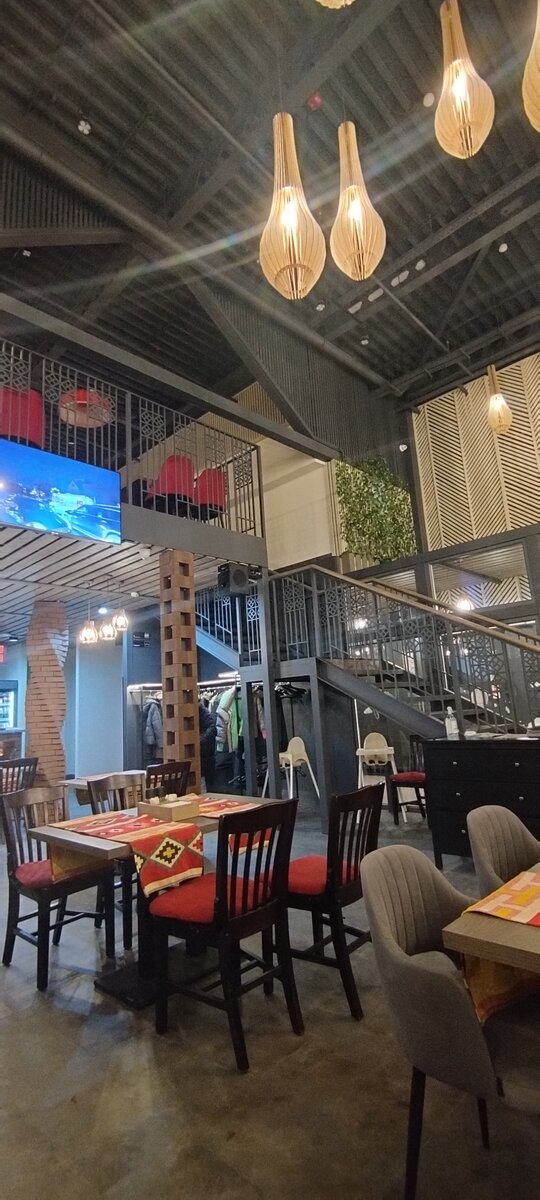 Есть второй этаж, туда не поднимались. В наличии детская игровая комната. 