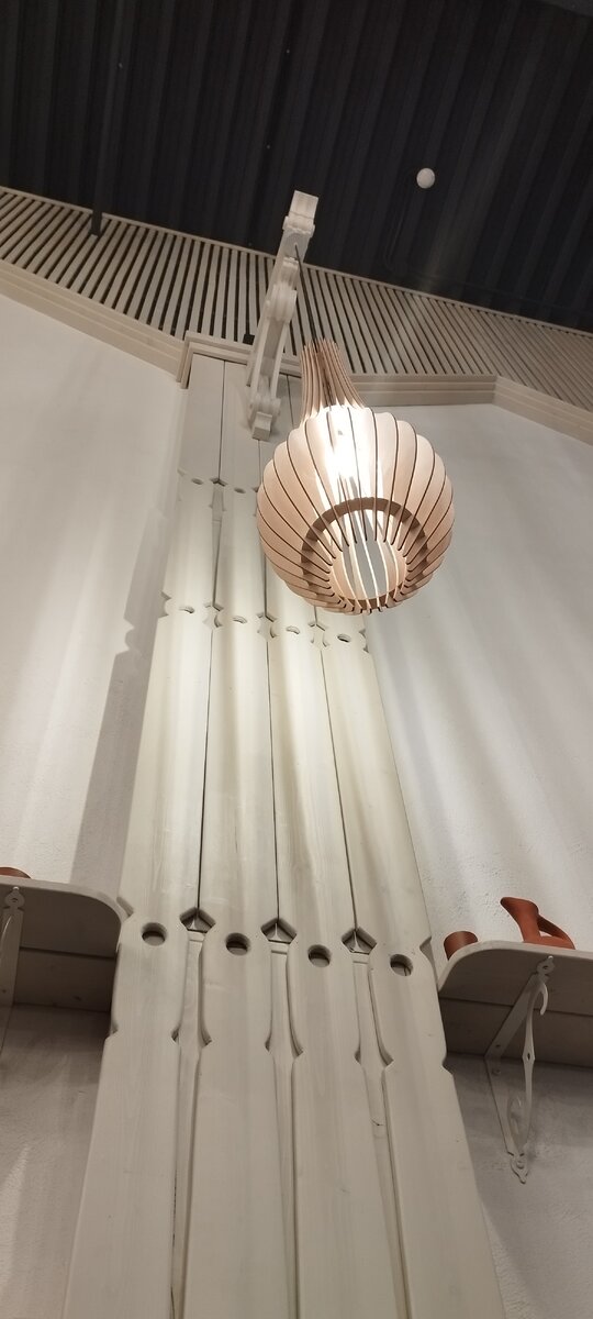 Полки расположены так высоко, что посуду не очень-то и видно. 